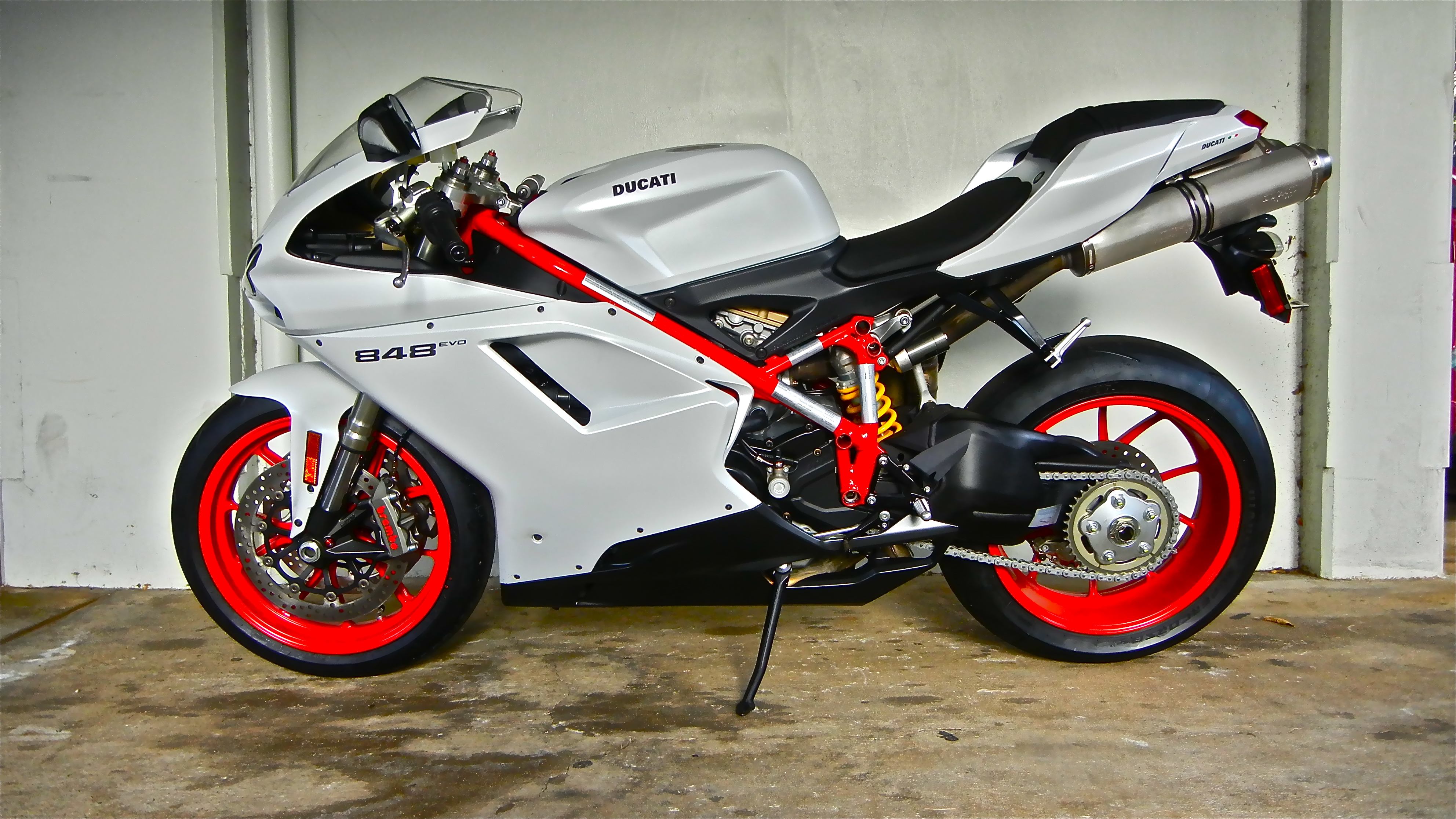 Красно белый мотоцикл. Ducati 848 EVO 2013. Ducati 848 EVO. Дукати 848 Эво. Мотоцикл Дукати 848 EVO.
